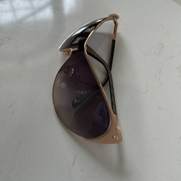 Super Cute Tom Ford Pilot Sunglasses.  The lens is  great, ?NO scratches?